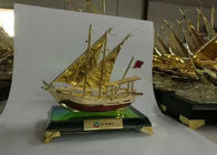 سبيكة معدنية الهدايا التذكارية الثقافية العربية / نموذج قارب صيد عربي مع قاعدة كريستال