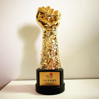 هدية تذكارية جوائز موظفي شركة Golden polyresin Fist Trophy