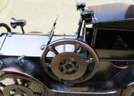 العتيقة النحاس فقاعة نموذج سيارة زخارف الحرف المعدنية على مكتب غرفة الرسم